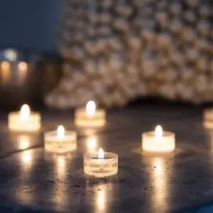 12 x farbige Teelichter im durchsichtigen Acrylcup